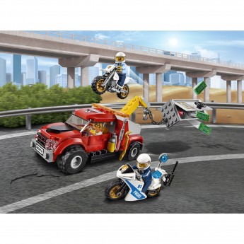 Конструктор LEGO CITY “ПОБЕГ НА БУКСИРОВЩИКЕ” City 60137 Конструктор LEGO CITY “ПОБЕГ НА БУКСИРОВЩИКЕ” City 60137